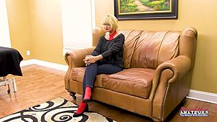 Kan kinky nördiga blondinen Diana ta sin fitta knullad i djupa positioner?