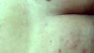 Puta duduk atas batang dan mengerang nikmat dengan jari di bontot ketat Ycaro dan Carla pelacur