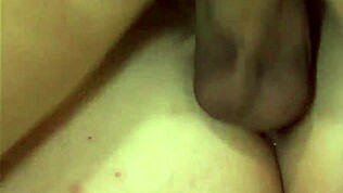 Máma zažívá intenzivní dvojitou penetraci s velkýma ptáky v prdeli a kundě!