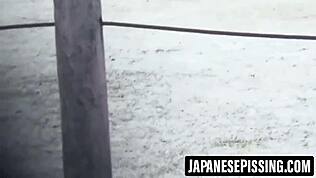 見せてよ、この可愛い日本人女の子が飲んだ後床に激しくおしっこして全部掃除してる、変だけど面白い