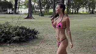 모니카 폭스 해변에서 별 있는 핑크 비키니 포즈