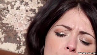 Sidottu kaunotar naidaan dildolla