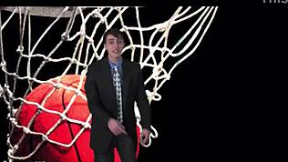 Garota do tempo morena se despe nua em público provocando corpo sexy