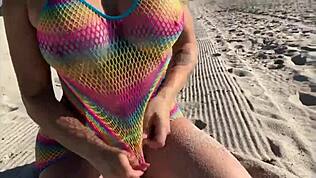 Mooie milf op het strand met haar grote kont