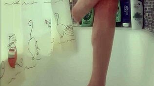 Brunetă 18+ cu tate mari își spală picioarele perfecte în duș 😍