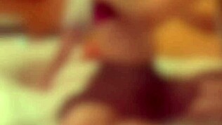 Japans meisje spuit tijdens vingeren en neuken