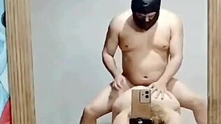 Jebem svojo vročo ženo nagnjeno pred ogledalom