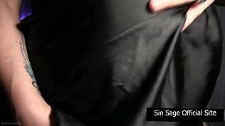 シン�・セイジがロザリオでびしょ濡れマンコ擦りまくり