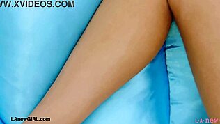 Kaunis teini 18+ blondi näyttää seksikkään kropan – haluatko nähdä lisää?