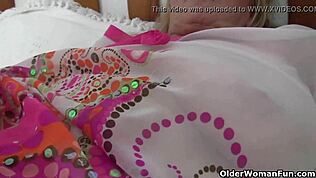 Babi z velikimi sisami jo fotograf prstka