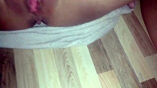 Lažni kurac prodire duboko u usku obrijanu pičku dok mokri orgazam eksplodira