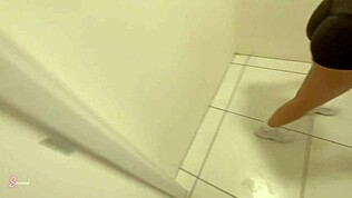 Pembina badan pecah aku kat bilik air gym lepas rakam