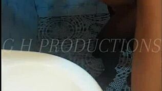 シャワー立ちバックでスレンダー18歳痴女激ピストン想像して！