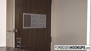 Păpușă cu țâțe mari suge pula grasă a fratelui vitreg