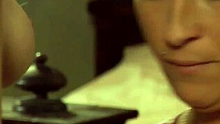 Skrijna lezbijska sužnja pravi, da se trese in konča ob goli gospoži