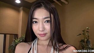 Dominująca Azjatka kocha bawić się twoim kutasem, prawda?