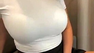 Macocha v krátký sukni ukazuje podprsenku