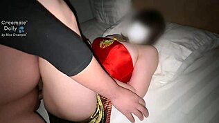 Азиатка с голяма путка взема кремпай в спалнята по време на Сонгкран фестивала