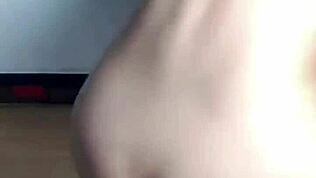 Siganjue mlada 18+ ženska v ol obleki s hlačami in spodnjim perilom čaka