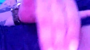 היא מלטפת כוס צופה בפורנו בחדר