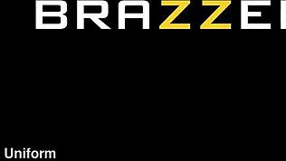 In classe l'insegnante Olivia Jayy diventa la pet birichina per scene intense