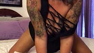 Schizzi con dildo di vetro seducente!