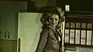 Udforsker vintage trekant porno i antikke rammer