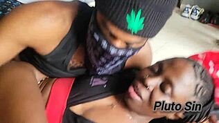 Любительский массаж пизды переходит в домашний трах с большим чёрным хуем