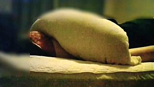 Esposa en lencería roja me seduce para sexo secreto, cabalga duro en segunda ronda para sacarme la leche con pajas cerca