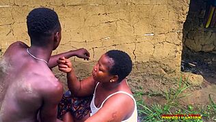 Ik neukte mijn BBW stiefzus Patricia in een lokale hut en ze betrapten ons! 😏