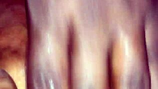 Пышная мачеха дрочит пизду на кровати, а я помогаю большим хуем