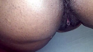 Amatööri äitipuoli valtavilla tisseillä viral-videolla kotona