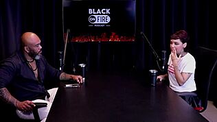 Энни Клементина исследует вампирские фантазии с парами и последователями в прозрачном красном