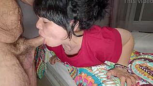 Šoustu nadrženou mámu, vyprsknu do chlupaté pičky