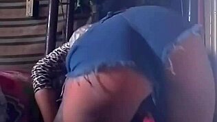 Κοιτάω καυτή γκόμενα να κουνάει κώλο και να φτάνει οργασμό