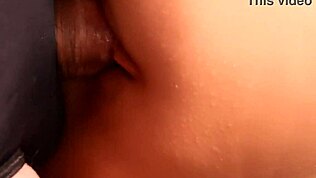 Lubrikant čini njenu pičku tako mokrom i jebivom