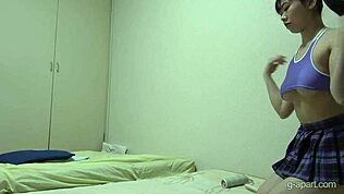 Sâni mari ies din uniforma minusculă 18+ și curăță camera corp perfect japonez micro g-string fund în sus și pizdă camel toe