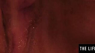 갈색 머리 미녀 클로즈업에서 여자친구의 젖은 보지를 탐욕스럽게 먹음