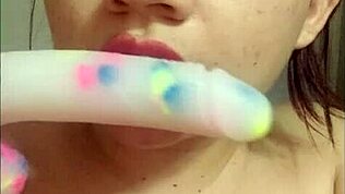 Mooie jonge meid leert hoe je lul zuigt.