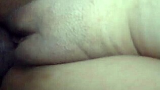 Mladá latinská 18+ děvka podvádí kluka drsným doggy a creampie