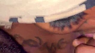 МИЛФ набивaет рот большим чёрным хуем