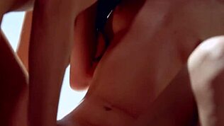 Kauniit lesbot jakavat suukkoja ja hellyyttä