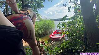 Sestrica praznuje 25k naročnikov z jebanjem brata na javnem čolnu.