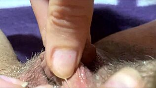 Hey, regarde ce gros clitoris se faire frotter et branler jusqu'à ce qu'elle gicle partout