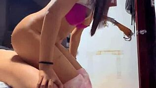 Стеестрата ми с голяма путка се връща от пътуване и я яхвам здраво, свършвам всичката си сперма в устата 😈