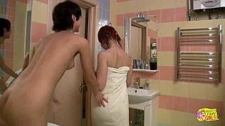 Detaljerad lesbisk sex i ångande bad: onani till dildo-lek och fittaätning
