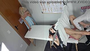 La belle-mère emmène sa belle-fille ado 18+ chez le gynéco à l'hôpital.