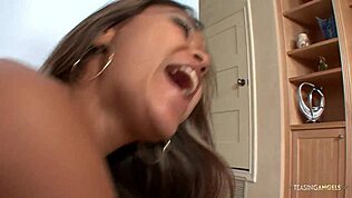 Μελαχρινή ασιάτισσα ομορφιά απλώνει σπέρμα φίλου στο στήθος μετά έντονο γαμήσι