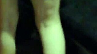 Vakoilen sisarpuoleni narttua, hän huomaa minut ja se narttu pyytää että panen hänet nelinkontin!