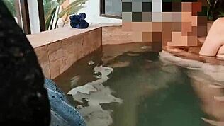 Esposa consola o amigo do marido com uma foda quente